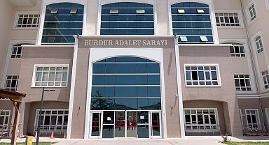 Burdur’da bir kişiyi bıçaklayarak öldürüp bir kişiyi de ağır yaralayan sanığın yargılanmasına devam edildi