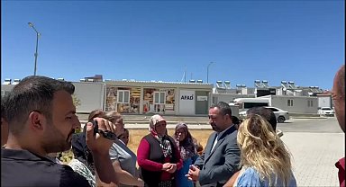 CHP Elazığ İl Başkanı Özkan, konteyner kentten çıkarılmak istenen depremzedelerle görüştü