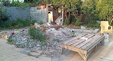 Depremde evi yıkılan ve barakada kalan Kadirlili depremzede: