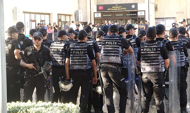 Diyarbakır ve Van’da gösteri ve eylem yasağı uzatıldı