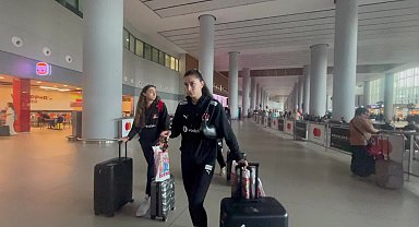 Ekonomi sınıfında gittiler, ABD dahil 4 takımı devirip 