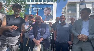 Elazığ’da dükkan ve evlerine yıkım kararı verilen vatandaşlar AKP İl Başkanlığı önünde eylem yaptı
