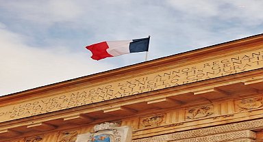 Fransa'da anketler aşırı sağı birinci gösterirken, seçmen üçe bölünmüş durumda