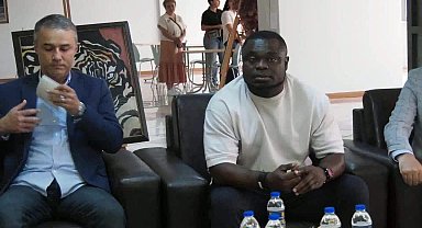 Futbolcu Gerald Asamoah, 'Ankara Sokaklarında Çalışanlar Merkezi'ni ziyaret etti