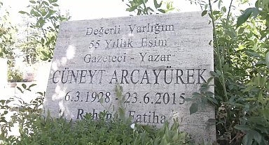 Gazeteci Cüneyt Arcayürek vefatının dokuzuncu yıl dönümünde mezarı başında anıldı