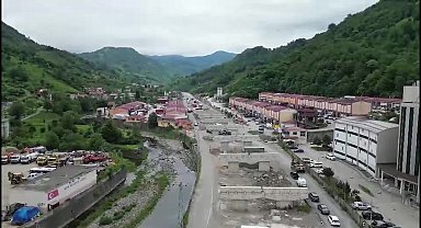 Hopa sanayi mevkiinde devam eden yol çalışmasına şoförler tepki gösterdi: Bir türlü bitmiyor