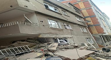 İBB: Bahçelievler'de çöken 44 yıllık yapının üstteki 2 ve bir çekme katın sonradan ilave olduğu saptandı