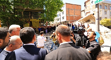 İmamoğlu, Küçükçekmece'de çöken binanın önünden çağrısını yineledi...