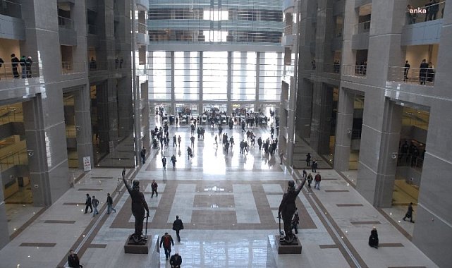 İstanbul Adliyesi'nde altıncı kattan atlayan şüpheli hayatını kaybetti