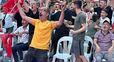 İstanbul'da milli maç heyecanı dev ekranlardan izlendi