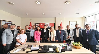 İYİ Partililer Bakırköy’de topluca istifa ederek CHP’ye geçti, rozetleri Özgür Çelik taktı