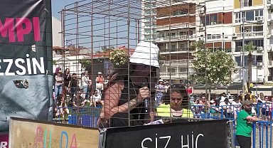 İzmir'de hayvanseverlerden 'uyutma' teklifine karşı kafesli protesto: Hayvanları uyutma adı altında katladecek bu yasa tasarısını aklınızdan bile geçirmeyin