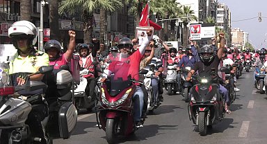 İzmir'de moto kuryelerden