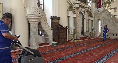 İzmir’in ibadethanelerinde bayram temizliği 
