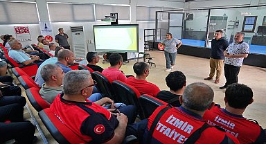 İzmir İtfaiyesi personeli yılan yakalama eğitimi aldı