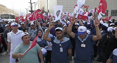 İzmir Şehir Hastanesinde temizlik işçileri iş bırakarak düşük ücret ve yoğun çalışma koşullarını protesto etti