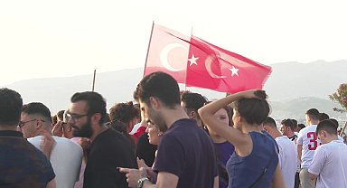 İzmirliler milli heyecanını dev ekranların karşısında yaşadı