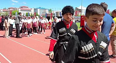Kars'ta halk oyunları şenliği düzenlendi