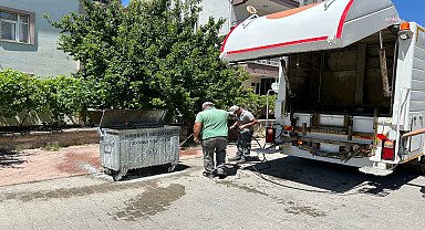Kırşehir Belediyesi’nden konteynerlerde temizlik çalışması