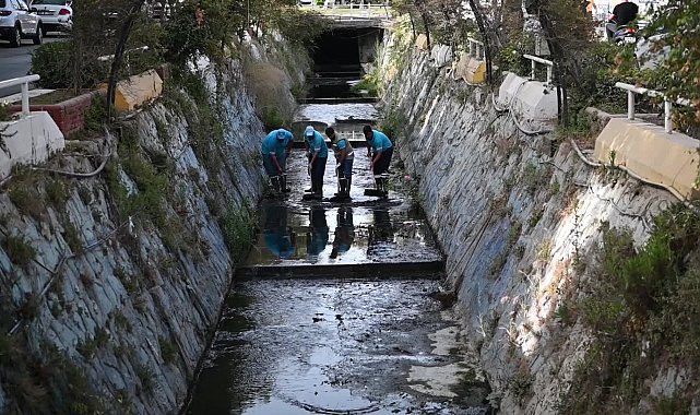 Kuşadası Belediyesi'nden Damlacık Deresi'nde temizlik çalışması