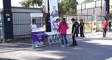 Mersin Büyükşehir ekipleri, LGS sınavına giren öğrencilere ve ailelerine su ikram etti