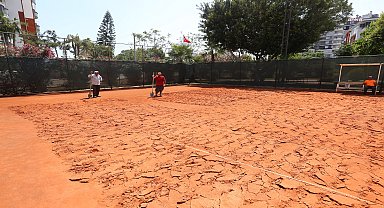 Mezitli Belediyesi, Aratos Spor Tesisleri'ndeki tenis kortlarını yeniliyor