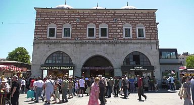 Mısır Çarşısı’na alışverişe gelen yurttaş: “Herkes Eminönü’ne geliyor, 9-10 bin TL’yi verip gidiyor. Emekli ne yapsın? Su bile alamıyoruz”