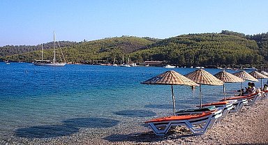 Muğla'nın Menteşe ilçesine bağlı Akbük sahilinde plajın bir bölümü ücretsiz olarak halka açıldı
