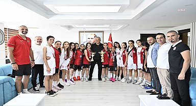 Muratpaşa'nın şampiyon kızları, Belediye Başkanı Uysal'ı ziyaret etti