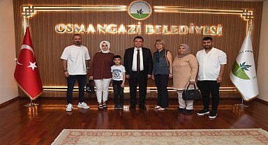 Osmangazi Belediye Başkanı Erkan Aydın, sağlığına kavuşan 7 yaşındaki Muhammet ile buluştu