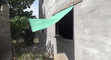 Osmaniyeli depremzede, evine kapı ve pencere taktıramadığı için elektrik aboneliği alamadı