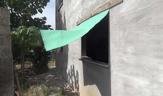 Osmaniyeli depremzede, evine kapı ve pencere taktıramadığı için elektrik aboneliği alamadı
