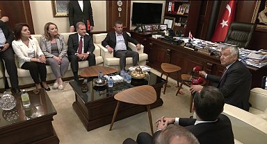 Özgür Özel, Adana’da... Özel: Biz Türkiye'yi yönetmeye talibiz. Millet bu vazifeyi partimize bir kez daha vermek için sabırsızlanıyor