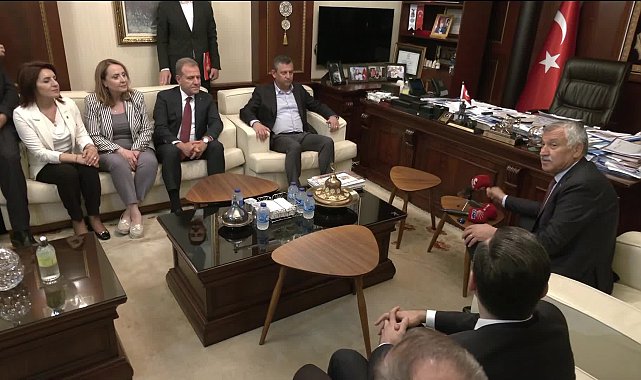 Özgür Özel, Adana’da... Özel: Biz Türkiye'yi yönetmeye talibiz. Millet bu vazifeyi partimize bir kez daha vermek için sabırsızlanıyor