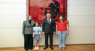 Özgür Özel, Ayşe Ateş ve kızlarını ağırladı: “Suikastın üzerindeki sis perdesi kalkana kadar ailenin ve evlatlarının yanında olmaya devam edeceğiz”