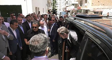 Özgür Özel İzmir’de... Atama bekleyen engelli öğretmen ağlayarak Özgür Özel’den yardım istedi: İadeiziyarette sesimizi duyurur musunuz?
