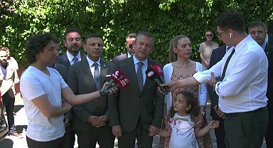 Özgür Özel, Tayfun Kahraman'ın kızı Vera'nın mezuniyet törenine katıldı