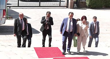 Özgür Özel, TBB başkanlık seçimleri öncesinde CHP’li delegelerle bir araya geldi