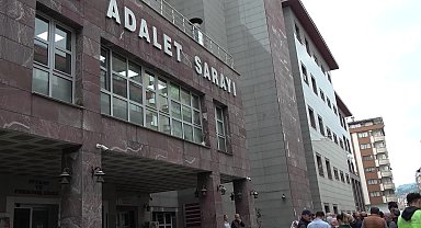 Rize Belediyesi ve TOKİ iş birliğiyle yapılan konutlardan ev alan vatandaşlar, ''kura çekiminde haksızlık yapıldığı'' iddiasıyla suç duyurusunda bulundu