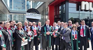 TBB, İsrail'in Gazze ve Refah saldırılarını protesto için İsrail Büyükelçiliği'nin önüne siyah çelenk bıraktı 