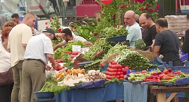 Ulus Pazarı'nda enflasyon isyanı: Yalanla, pahalılıkla yaşıyoruz. Dar gelirliler aç yatıyor. Sadece akşam yemeğiyle geçiştiriyoruz
