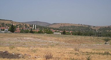 Yunusemre Belediye Başkanı Balaban, gençlere verdiği halı saha sözünü tutuyor