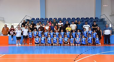 Yunusemre Belediyespor'un yaz spor okulu voleybol kursları, yoğun ilgiyle başladı