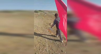 11 Yaşındaki Tarık Yılmaz ve babası 2099 metre rakımdaki Keldaz'a çıkarak yıpranan Türk Bayrağını yenisiyle değiştirdi 