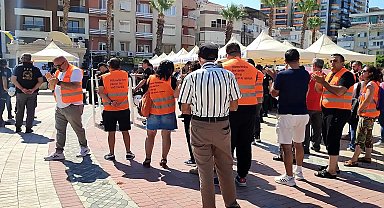 AK Partili Menemen Belediye Başkanı Pehlivan'a işçilerden ıslıklı protesto