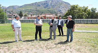 Amasya Belediyesi, futbol sahasının zeminini yeniliyor
