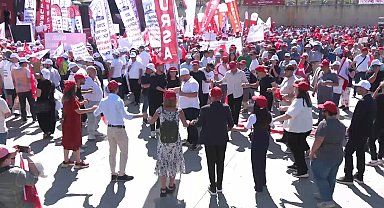 Ameliyatlı bacağıyla Ankara’dan Gebze’ye “Geçinemiyoruz” mitingine gelen yurttaş: “Dilenciden ne farkım var? Bir el açmadım sadece”