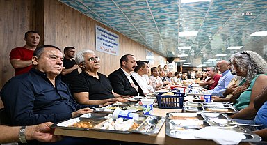 Antalya Büyükşehir Belediye Başkanı Böcek'ten Muharrem ayı dolayısıyla Cemevi'nde lokma ikramı