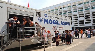 Antalya Büyükşehir Belediyesi önünde aşure ikramı