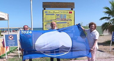 Antalya’da Sarısu Halk Plajı’na Mavi Bayrak çekildi
